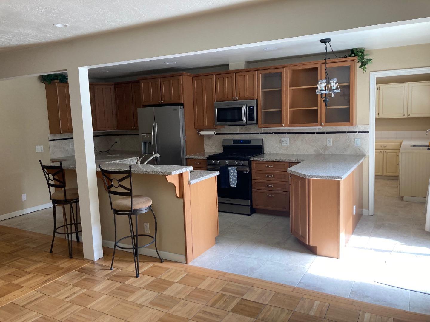 Detail Gallery Image 2 of 8 For 225 Loma Dr, Salinas,  CA 93906 - 3 Beds | 2 Baths