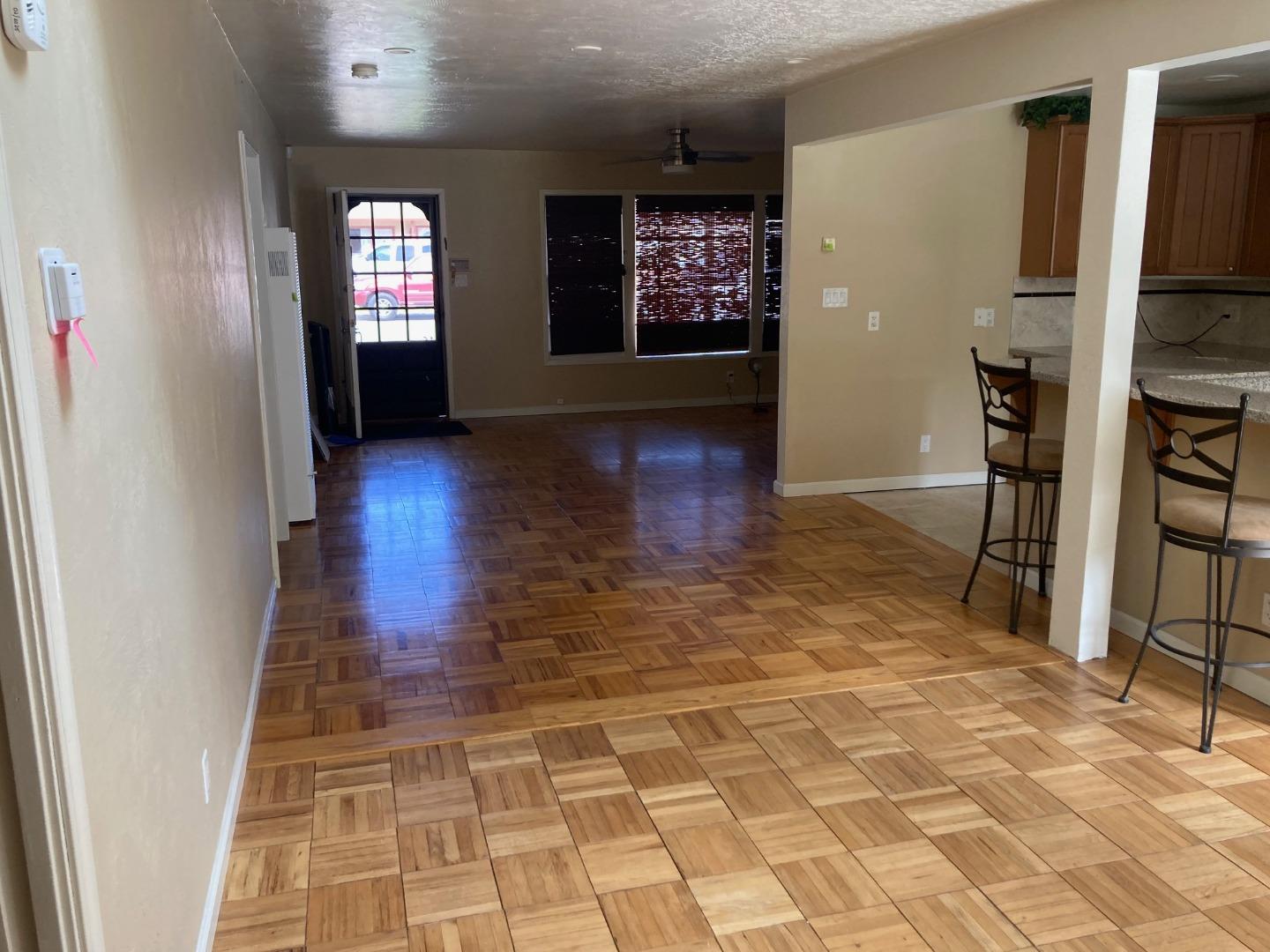 Detail Gallery Image 4 of 8 For 225 Loma Dr, Salinas,  CA 93906 - 3 Beds | 2 Baths