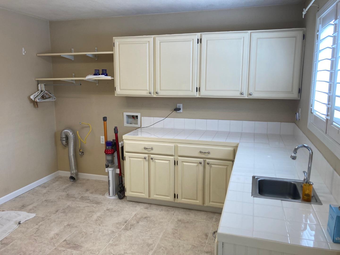 Detail Gallery Image 5 of 8 For 225 Loma Dr, Salinas,  CA 93906 - 3 Beds | 2 Baths