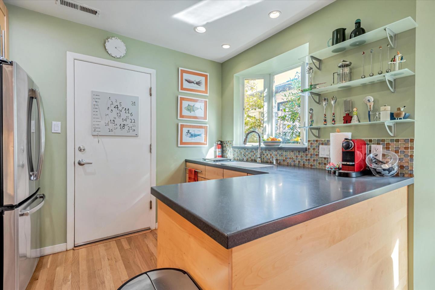 Detail Gallery Image 8 of 24 For Address Not Disclosed, San Carlos,  CA 94070 - 3 Beds | 2 Baths