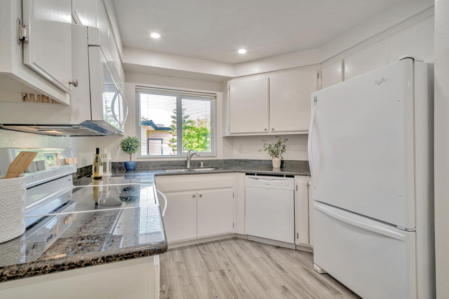 Detail Gallery Image 10 of 40 For 3011 Risdon Dr #8,  Union City,  CA 94587 - 2 Beds | 2 Baths