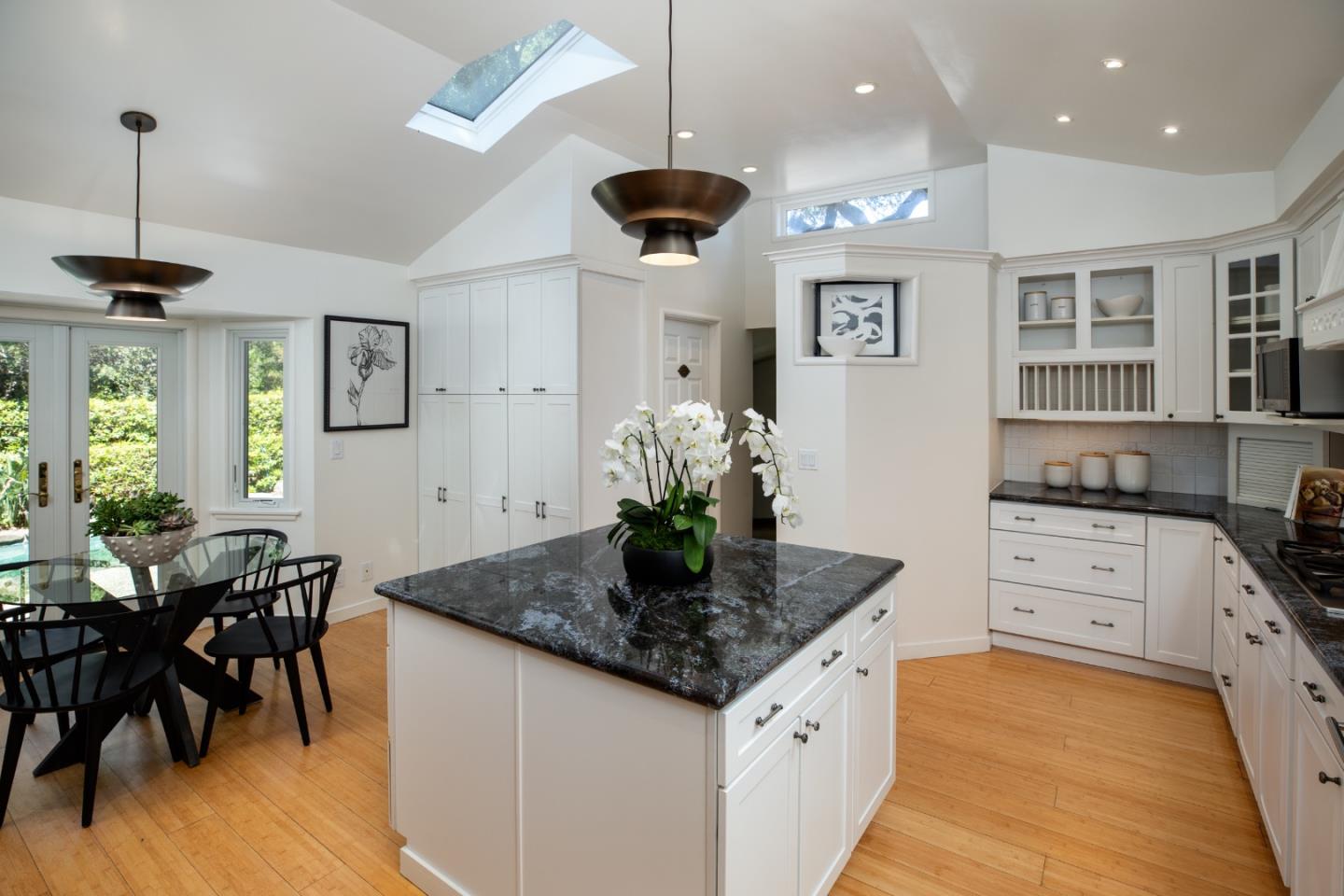 Detail Gallery Image 12 of 34 For 700 Laurelwood Dr, San Mateo,  CA 94403 - 3 Beds | 2/1 Baths
