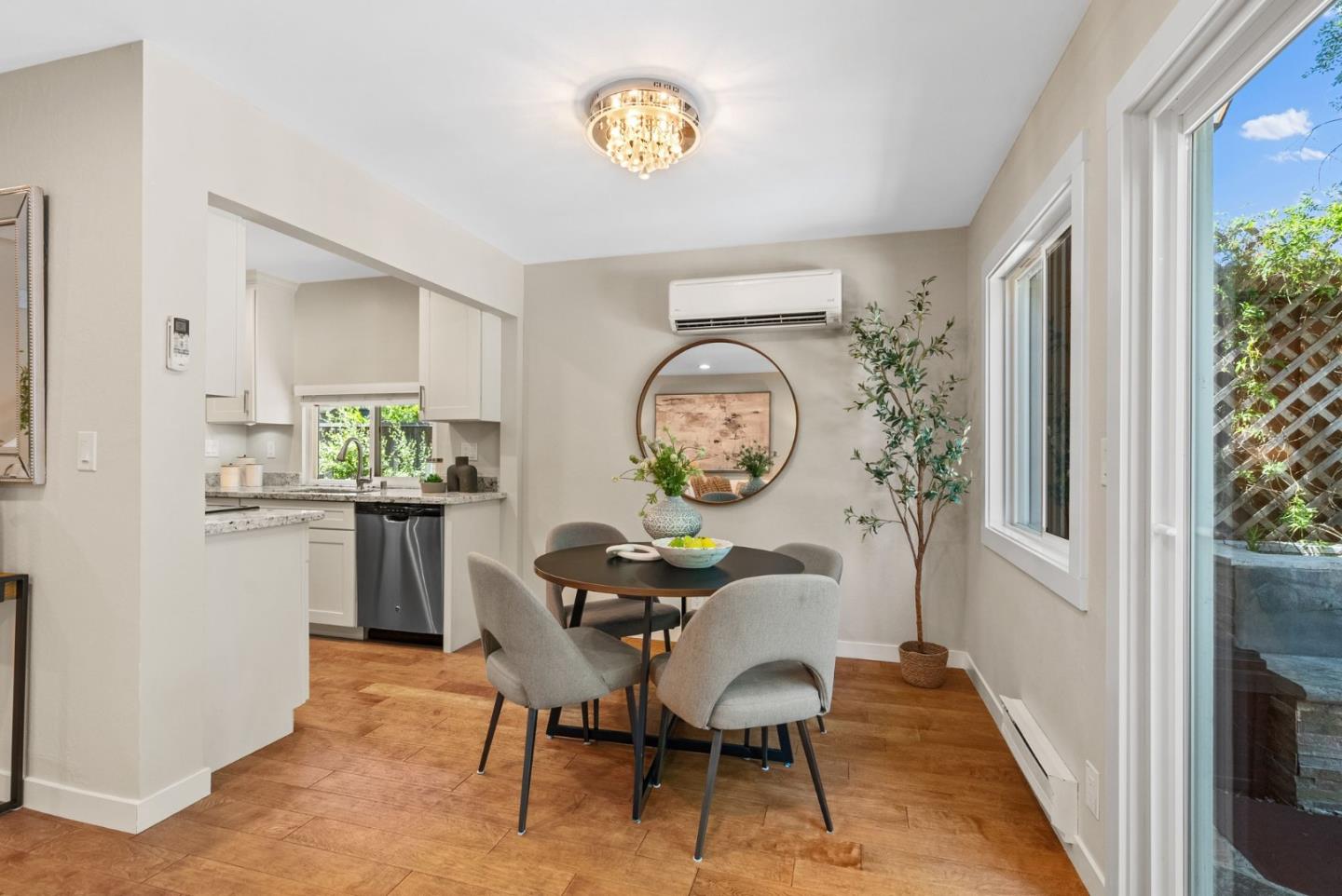 Detail Gallery Image 6 of 29 For 612 Sierra Vista Ave a,  Mountain View,  CA 94043 - 2 Beds | 2/1 Baths