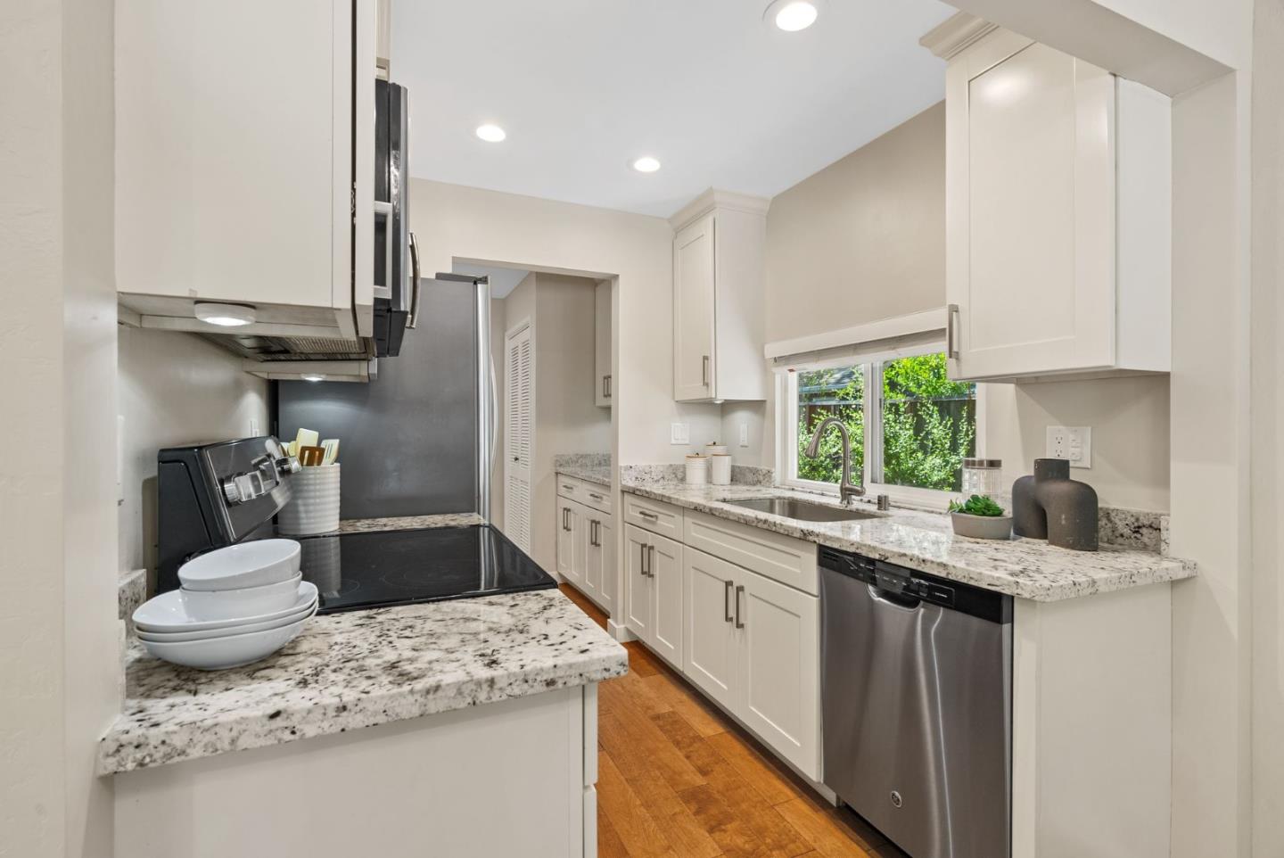 Detail Gallery Image 8 of 29 For 612 Sierra Vista Ave a,  Mountain View,  CA 94043 - 2 Beds | 2/1 Baths