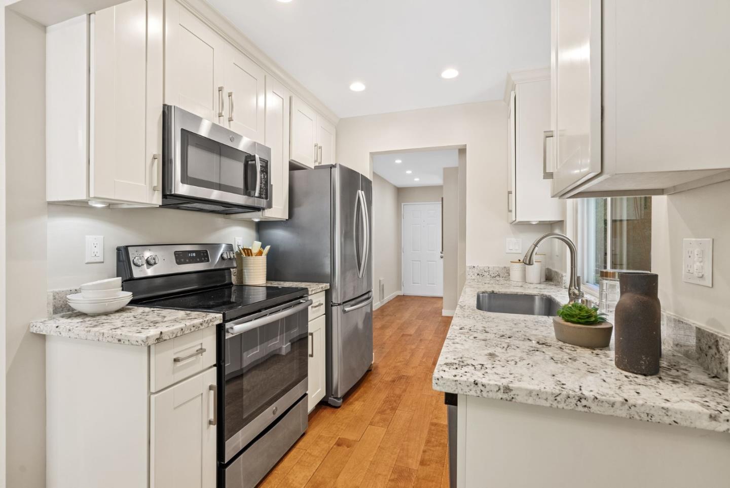 Detail Gallery Image 9 of 29 For 612 Sierra Vista Ave a,  Mountain View,  CA 94043 - 2 Beds | 2/1 Baths