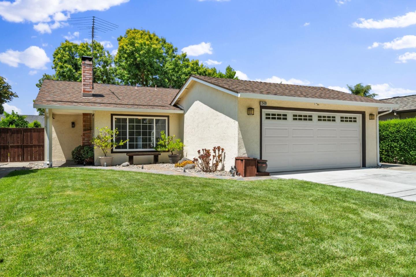 Detail Gallery Image 2 of 46 For 249 Bernal Rd, San Jose,  CA 95119 - 3 Beds | 2 Baths