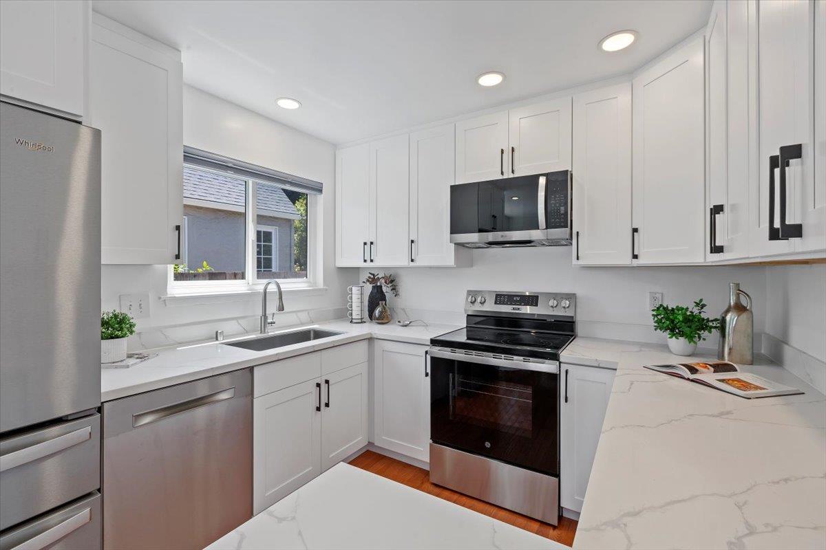 Detail Gallery Image 15 of 38 For 1141 Fairview Ave, Redwood City,  CA 94061 - 3 Beds | 2 Baths