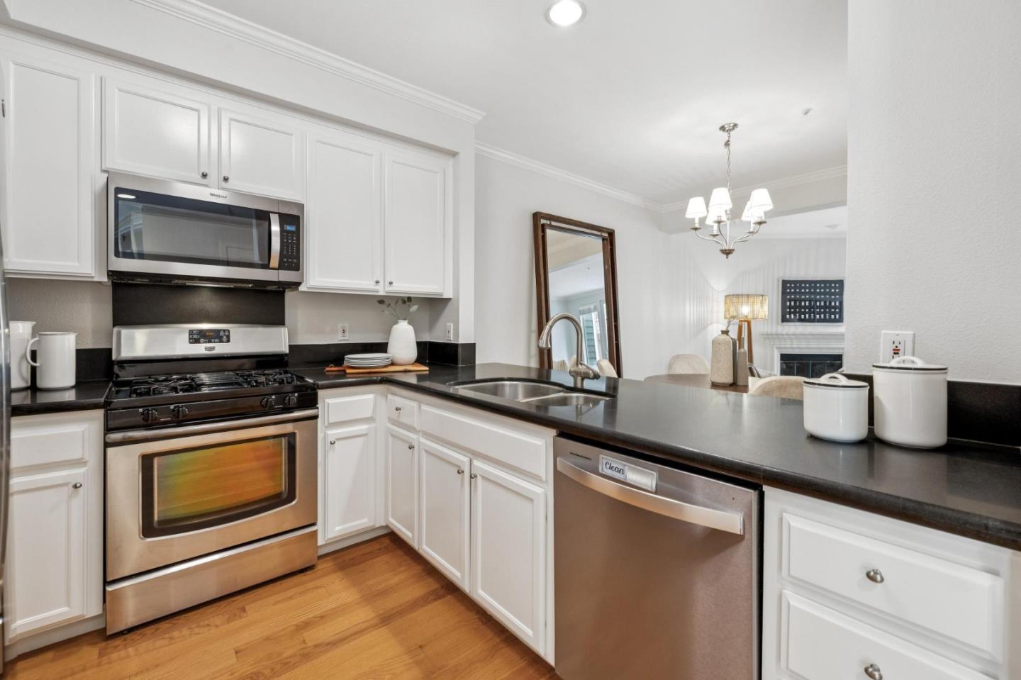 Detail Gallery Image 4 of 12 For 600 Willow Rd #6,  Menlo Park,  CA 94025 - 2 Beds | 2/1 Baths