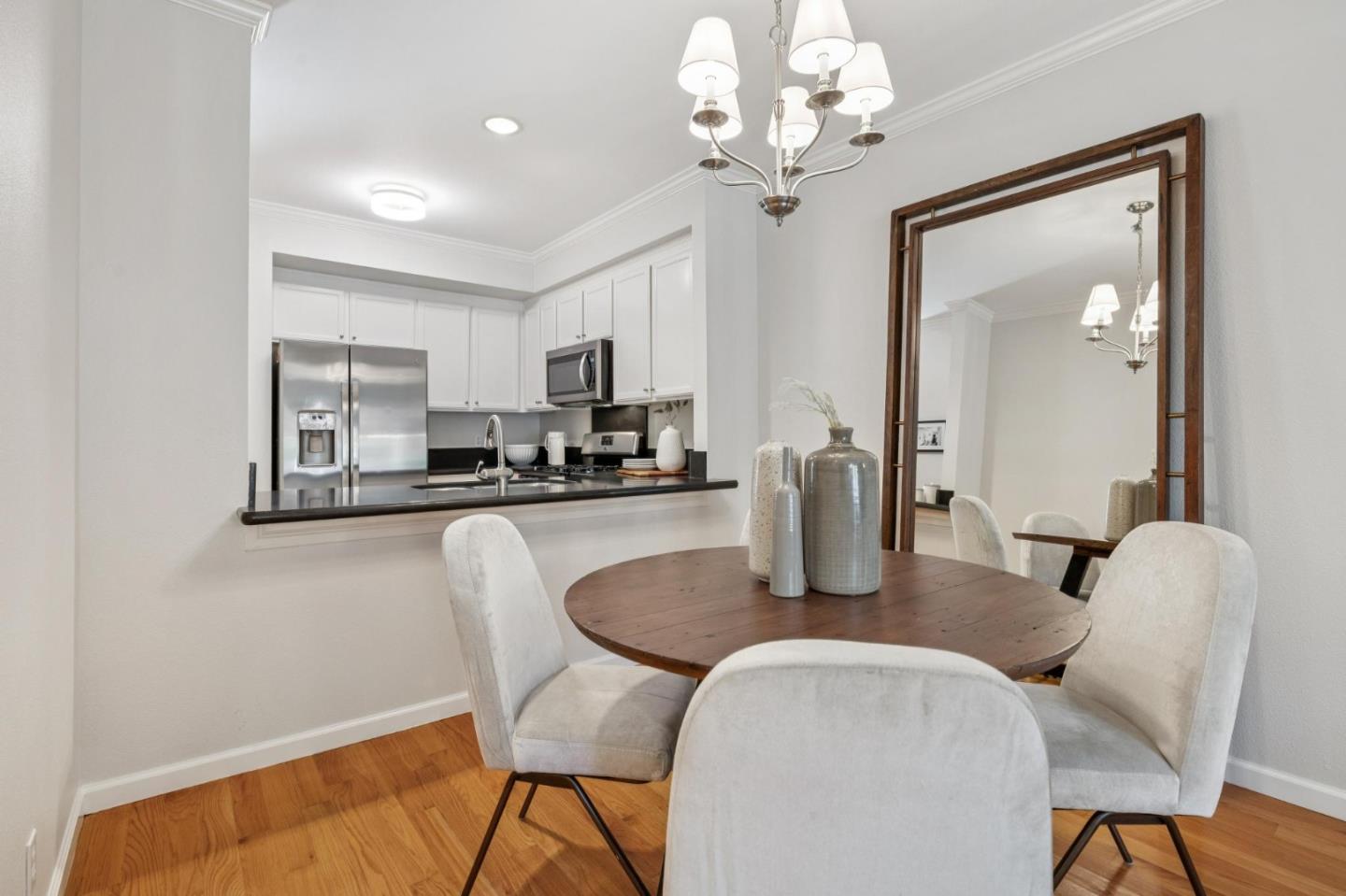 Detail Gallery Image 5 of 12 For 600 Willow Rd #6,  Menlo Park,  CA 94025 - 2 Beds | 2/1 Baths