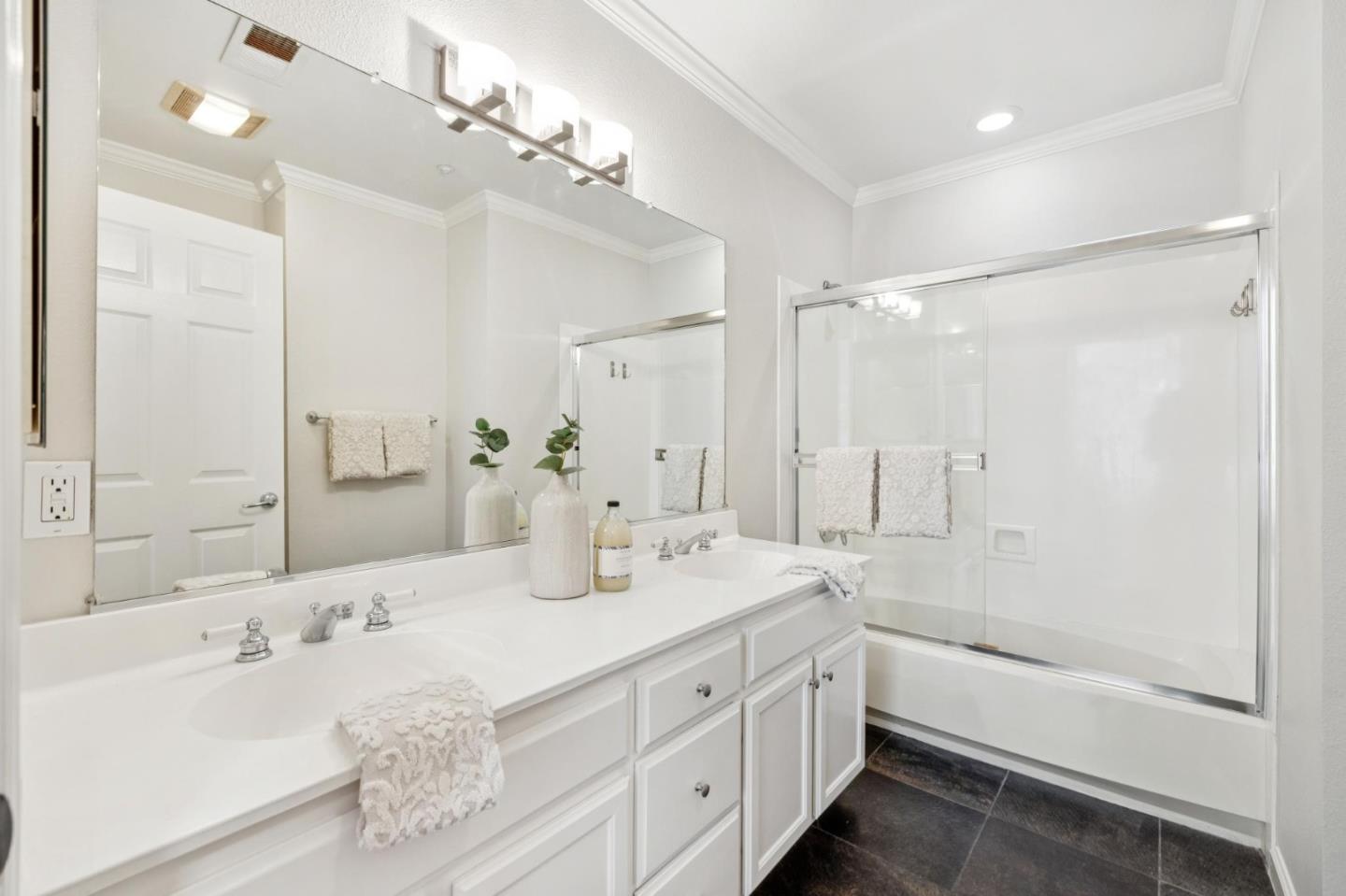 Detail Gallery Image 7 of 12 For 600 Willow Rd #6,  Menlo Park,  CA 94025 - 2 Beds | 2/1 Baths