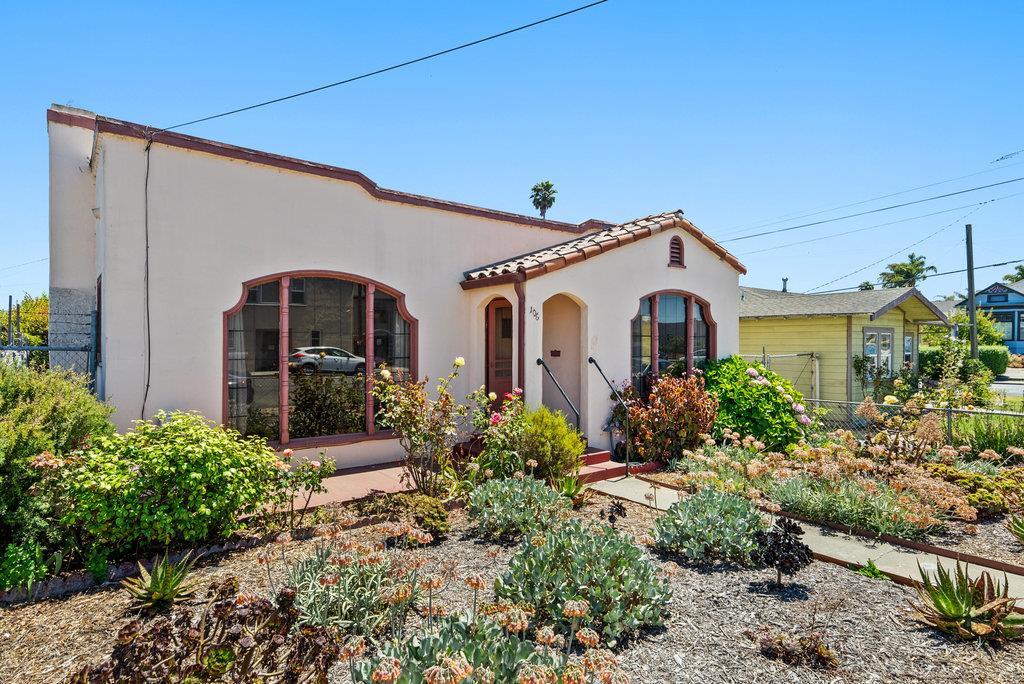 Detail Gallery Image 2 of 32 For 106 Stanford St, Watsonville,  CA 95076 - 3 Beds | 1 Baths