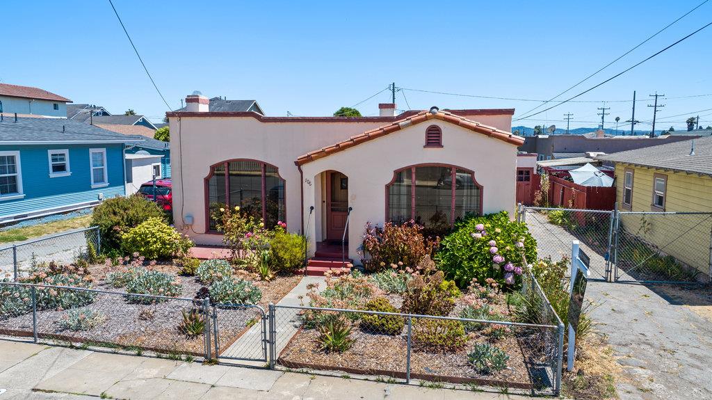 Detail Gallery Image 3 of 32 For 106 Stanford St, Watsonville,  CA 95076 - 3 Beds | 1 Baths