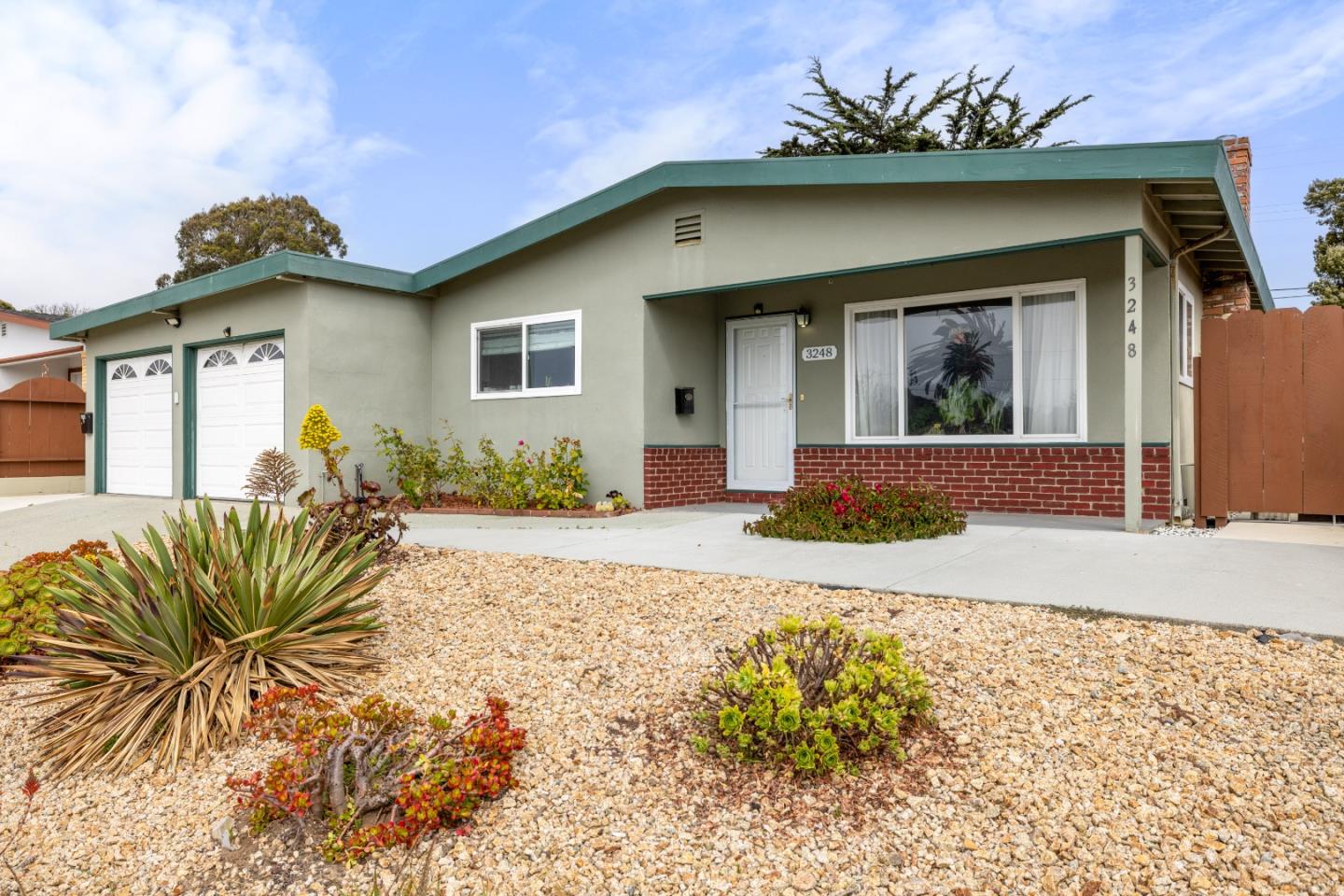 Detail Gallery Image 2 of 32 For 3248 Fitzgerald Cir, Marina,  CA 93933 - 5 Beds | 3 Baths