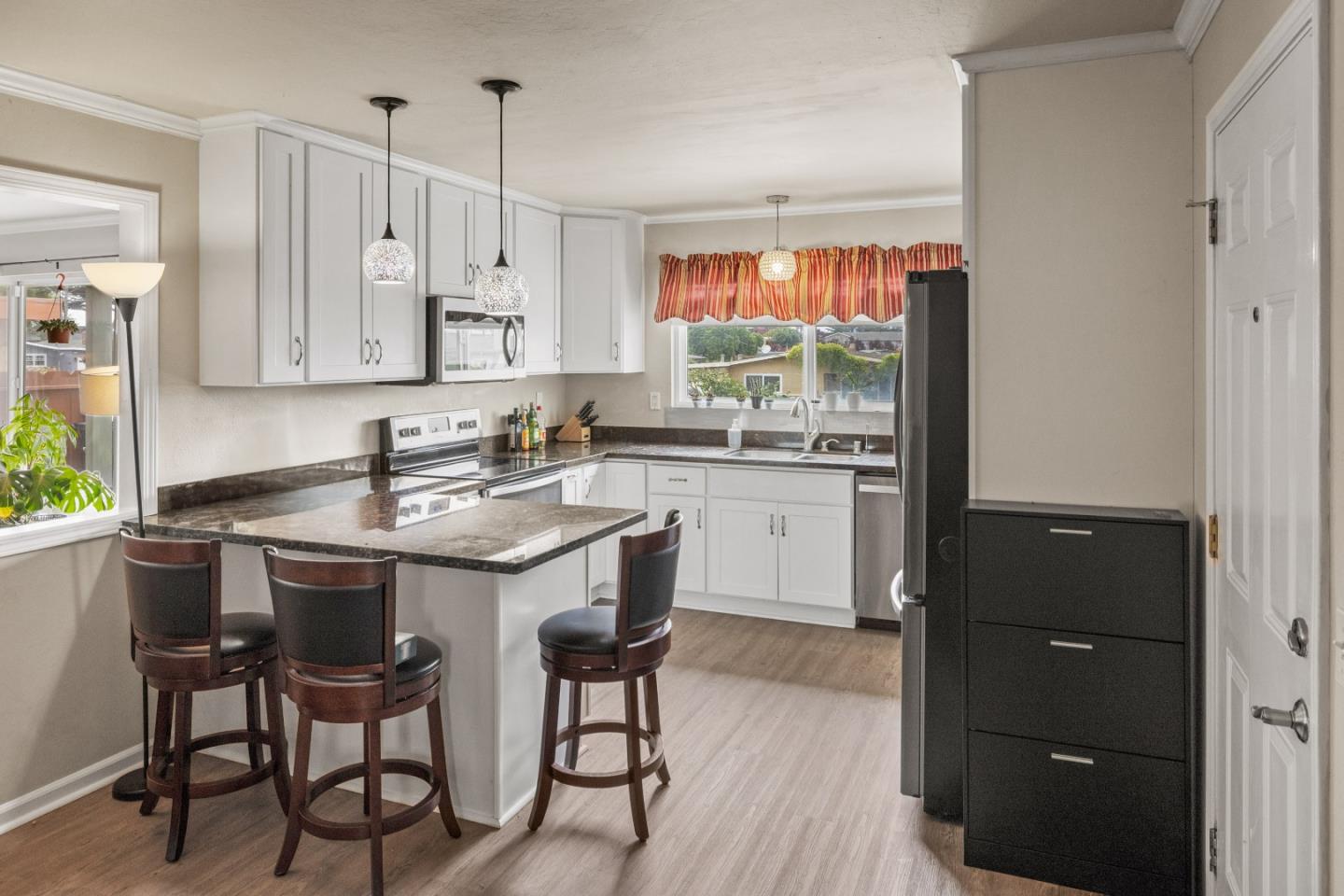 Detail Gallery Image 5 of 32 For 3248 Fitzgerald Cir, Marina,  CA 93933 - 5 Beds | 3 Baths
