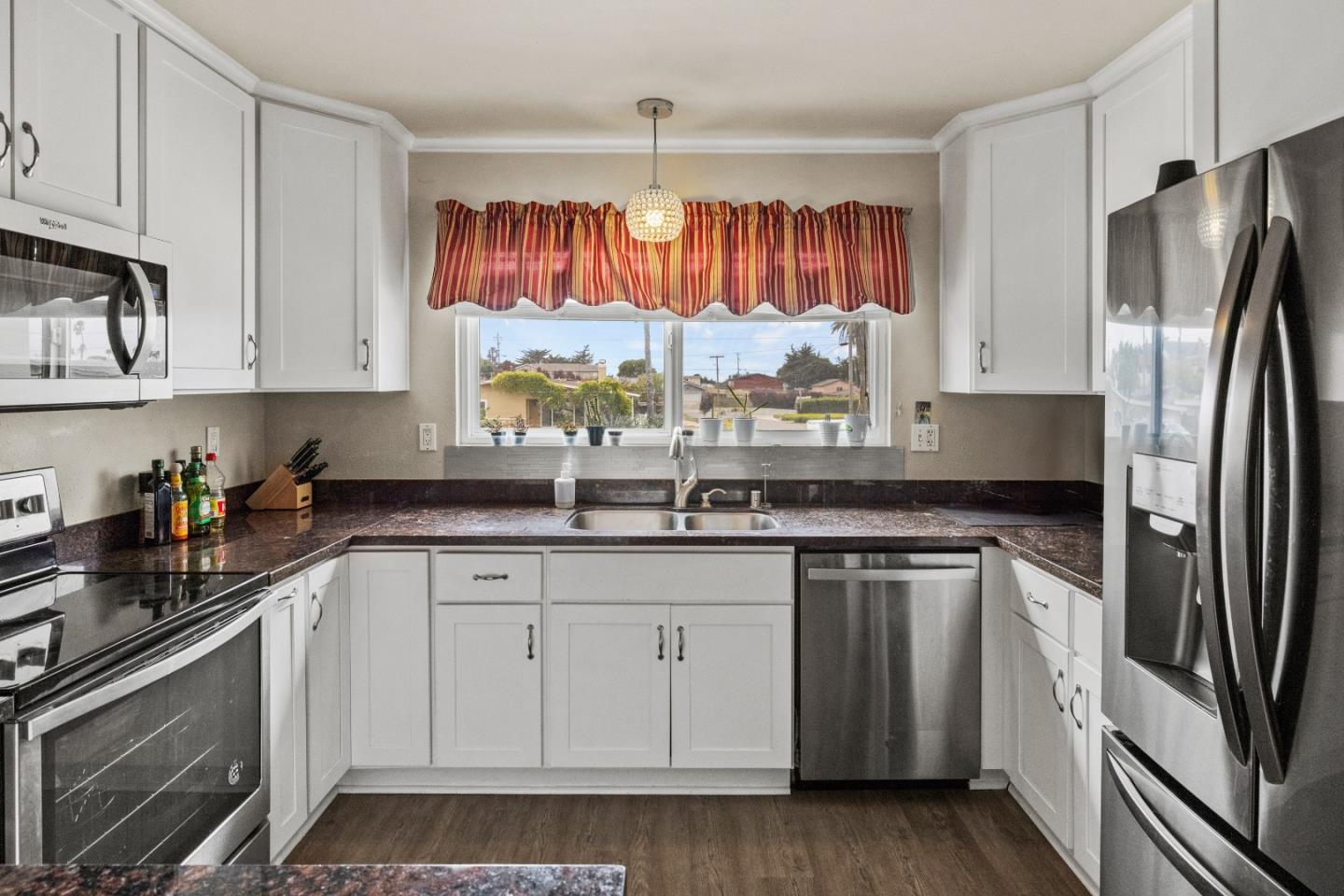 Detail Gallery Image 6 of 32 For 3248 Fitzgerald Cir, Marina,  CA 93933 - 5 Beds | 3 Baths