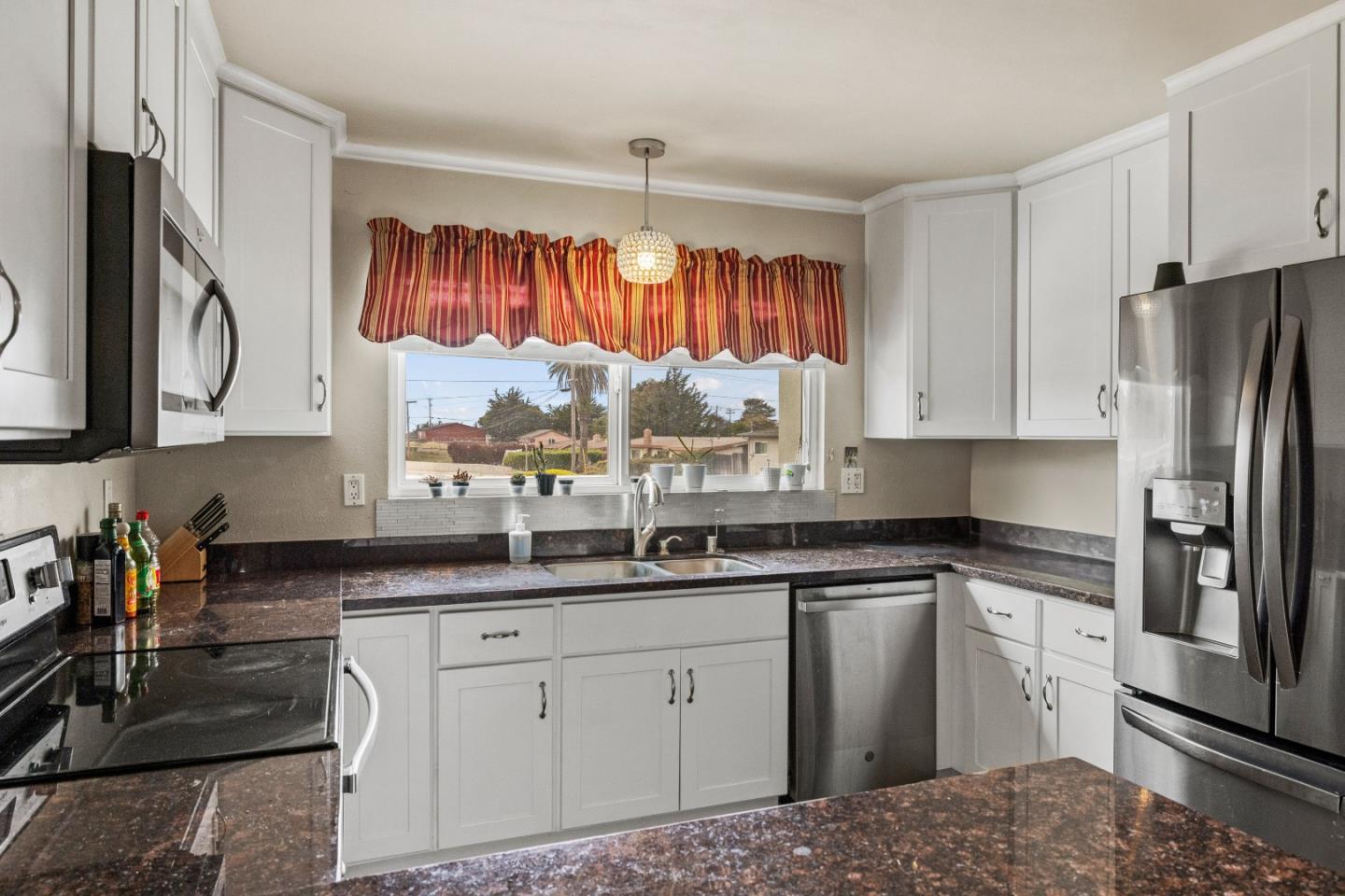 Detail Gallery Image 7 of 32 For 3248 Fitzgerald Cir, Marina,  CA 93933 - 5 Beds | 3 Baths
