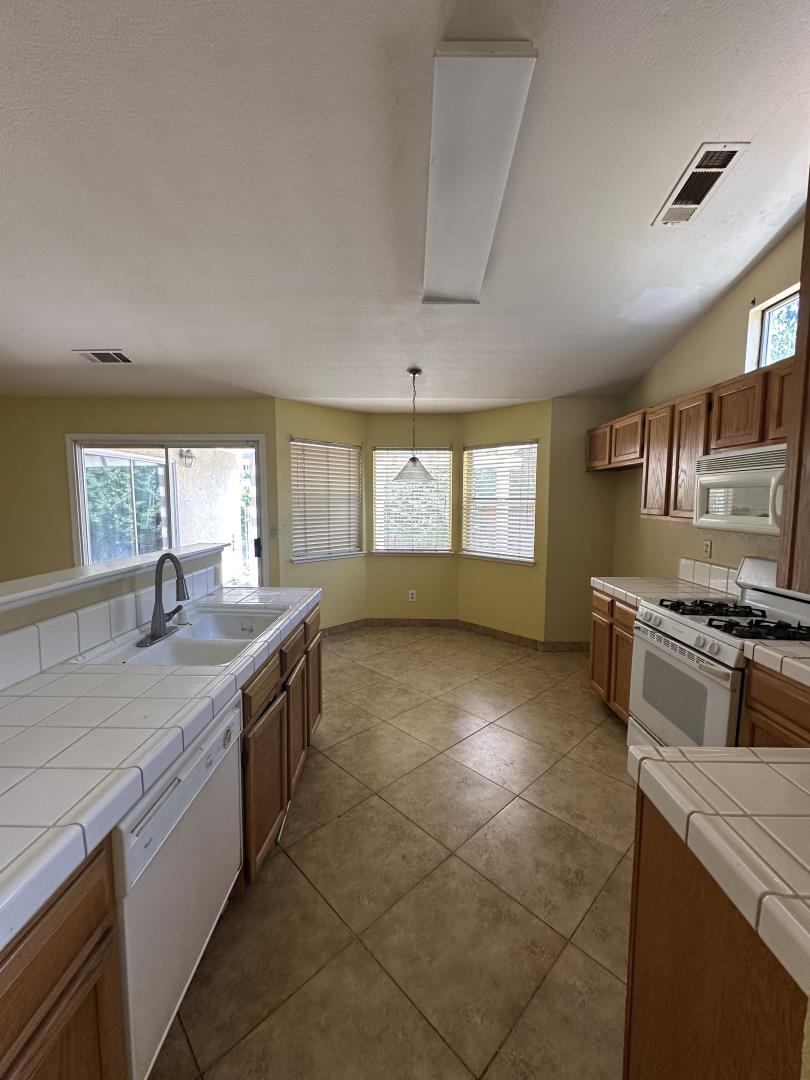 Detail Gallery Image 5 of 22 For 1805 Nisperos St, Stockton,  CA 95206 - 4 Beds | 2 Baths