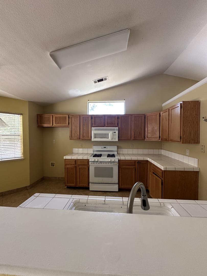 Detail Gallery Image 6 of 22 For 1805 Nisperos St, Stockton,  CA 95206 - 4 Beds | 2 Baths