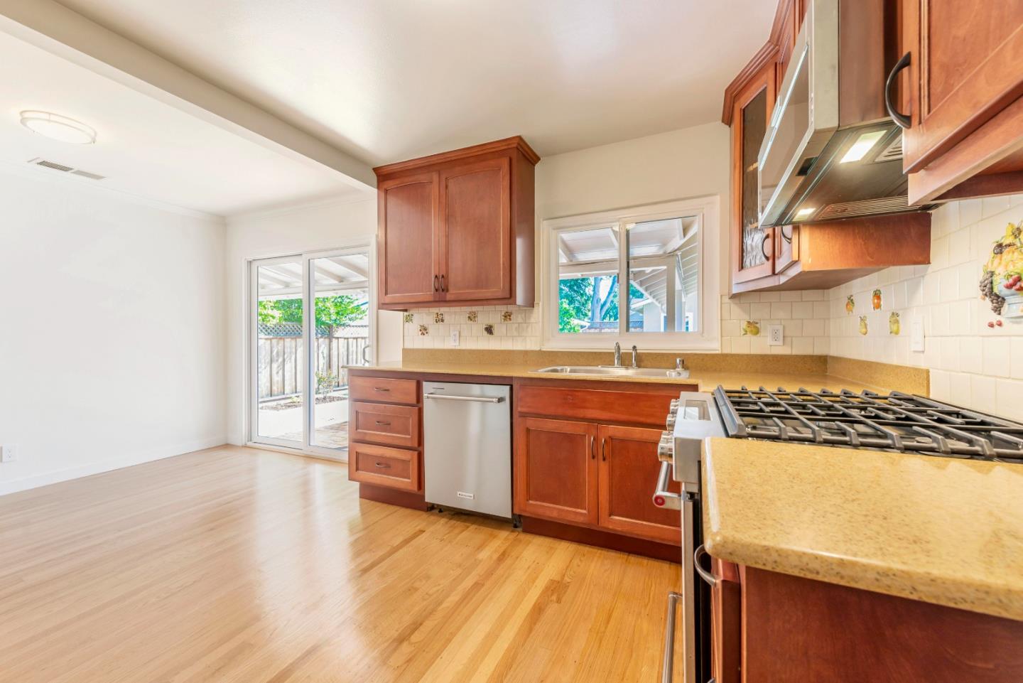 Detail Gallery Image 12 of 47 For 560 6th Ave, Menlo Park,  CA 94025 - 3 Beds | 2 Baths