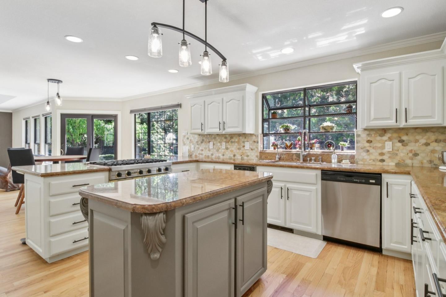 Detail Gallery Image 12 of 39 For 18615 Castle Lake Dr, Morgan Hill,  CA 95037 - 5 Beds | 4 Baths
