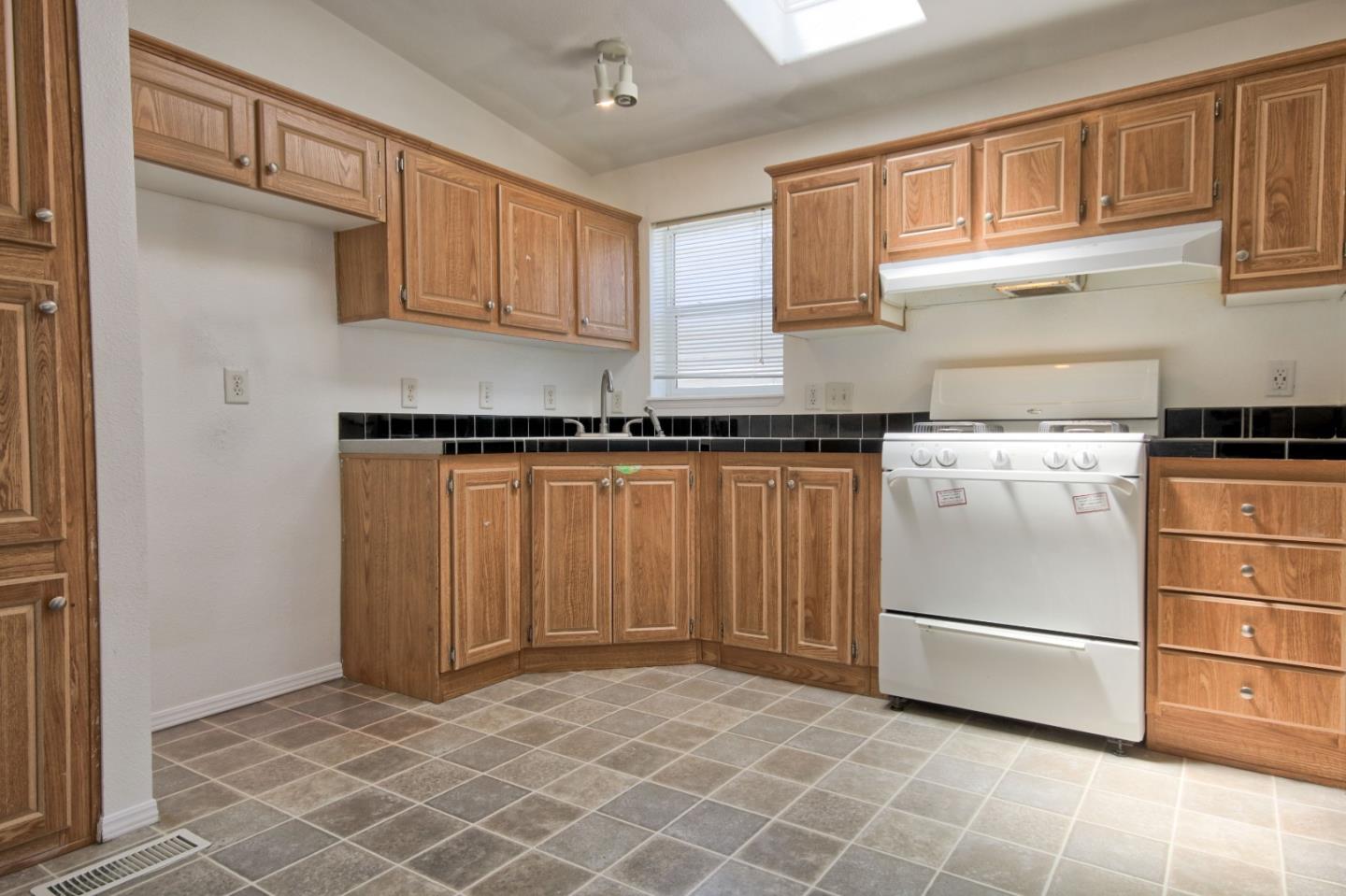 Detail Gallery Image 4 of 13 For 101 W Front St #6,  Watsonville,  CA 95076 - 2 Beds | 1 Baths