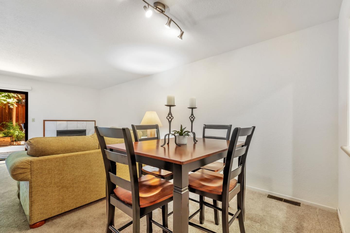 Detail Gallery Image 12 of 35 For 1555 Hecker Pass Rd #C103,  Gilroy,  CA 95020 - 2 Beds | 1/1 Baths