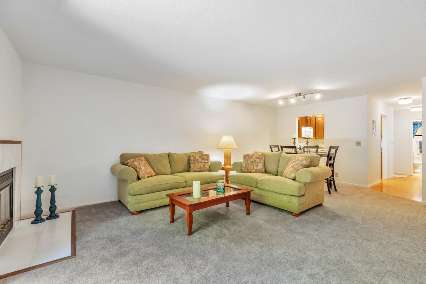 Detail Gallery Image 4 of 35 For 1555 Hecker Pass Rd #C103,  Gilroy,  CA 95020 - 2 Beds | 1/1 Baths