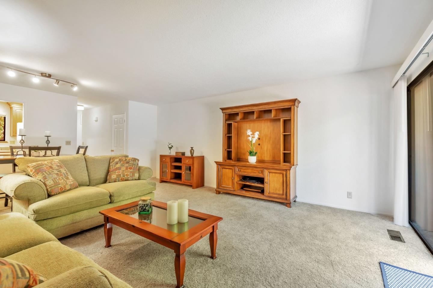 Detail Gallery Image 6 of 35 For 1555 Hecker Pass Rd #C103,  Gilroy,  CA 95020 - 2 Beds | 1/1 Baths