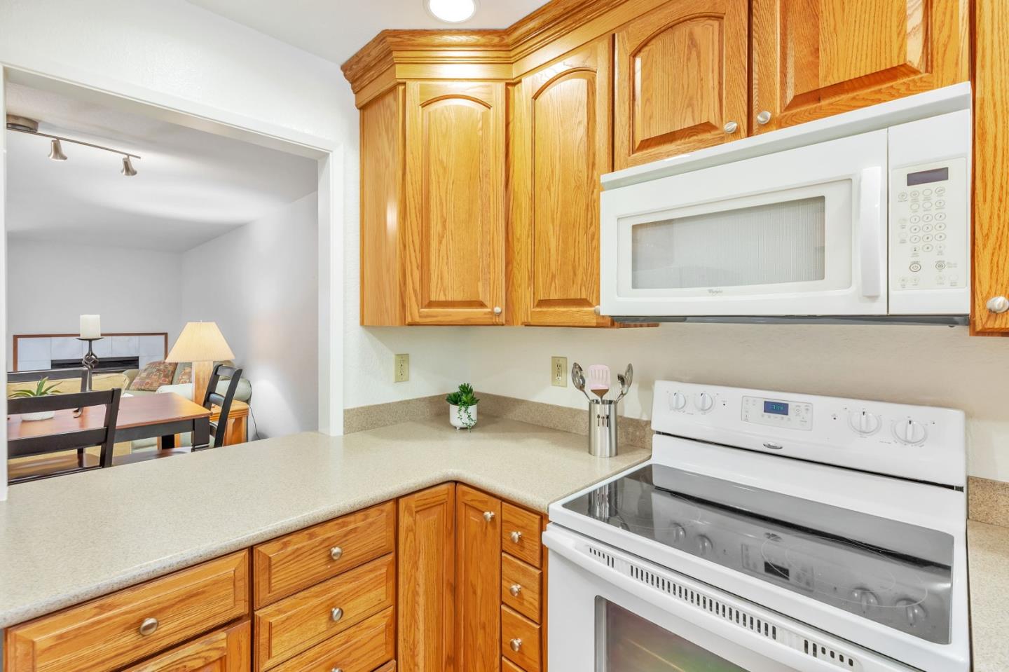 Detail Gallery Image 7 of 35 For 1555 Hecker Pass Rd #C103,  Gilroy,  CA 95020 - 2 Beds | 1/1 Baths