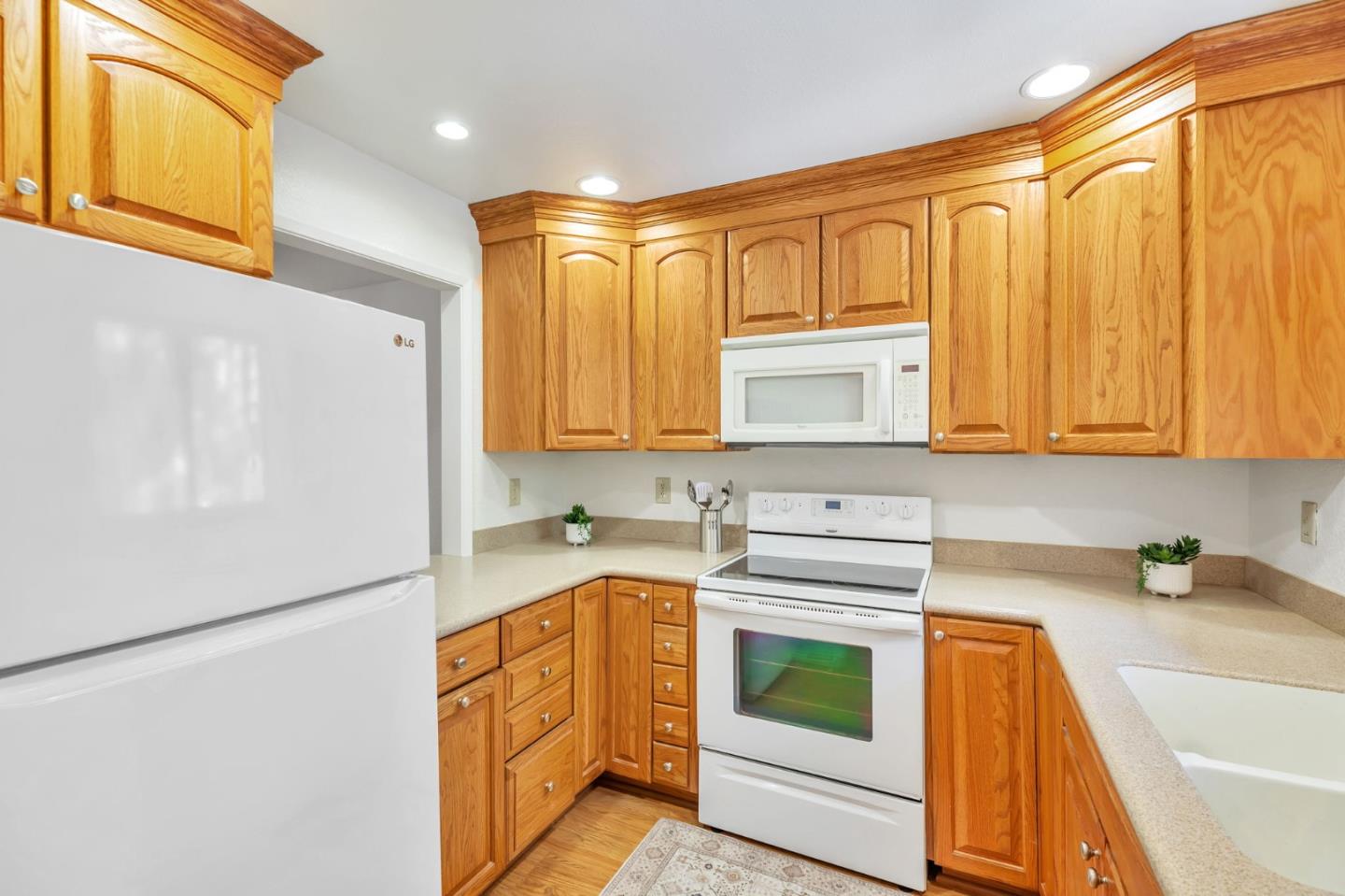 Detail Gallery Image 8 of 35 For 1555 Hecker Pass Rd #C103,  Gilroy,  CA 95020 - 2 Beds | 1/1 Baths