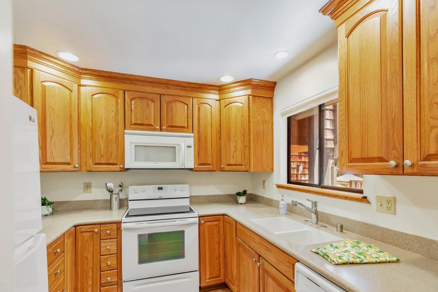 Detail Gallery Image 9 of 35 For 1555 Hecker Pass Rd #C103,  Gilroy,  CA 95020 - 2 Beds | 1/1 Baths