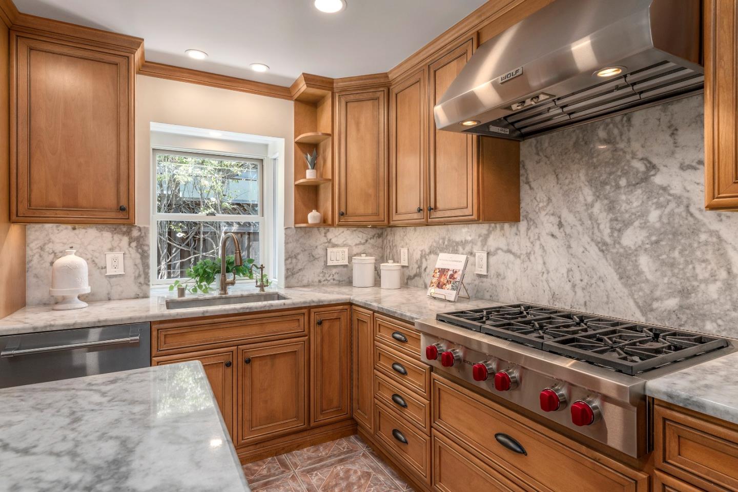 Detail Gallery Image 10 of 31 For 207 Thomas Dr, Los Gatos,  CA 95032 - 3 Beds | 2 Baths