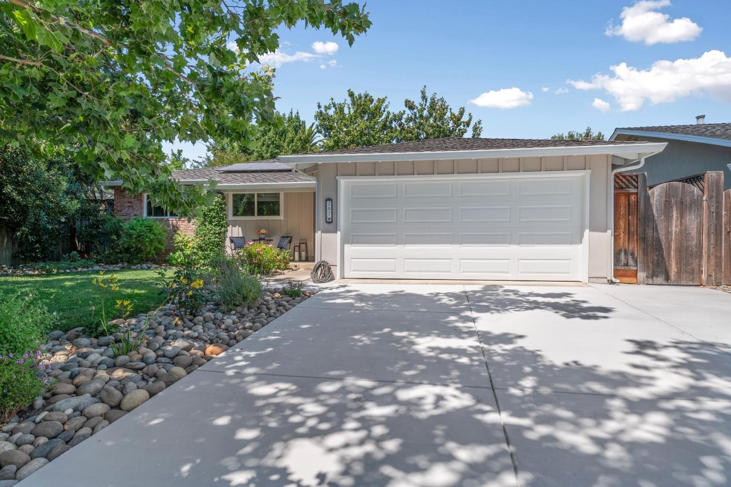 Detail Gallery Image 2 of 31 For 207 Thomas Dr, Los Gatos,  CA 95032 - 3 Beds | 2 Baths