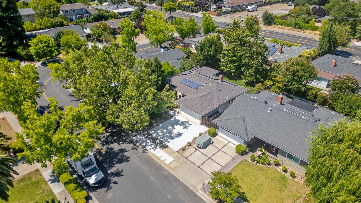 Detail Gallery Image 28 of 31 For 207 Thomas Dr, Los Gatos,  CA 95032 - 3 Beds | 2 Baths