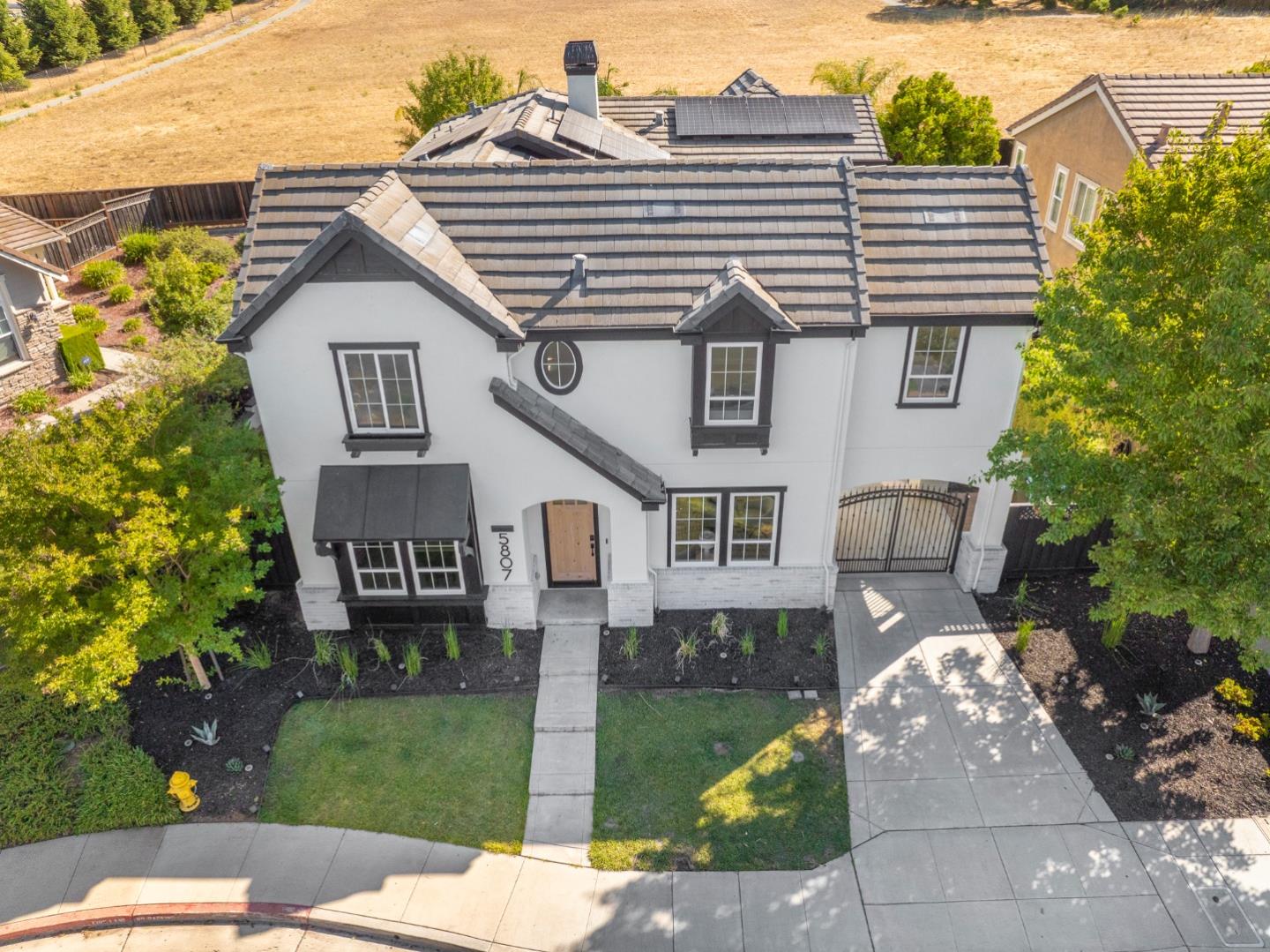 Detail Gallery Image 2 of 77 For 5807 Casita Way, Gilroy,  CA 95020 - 5 Beds | 4 Baths