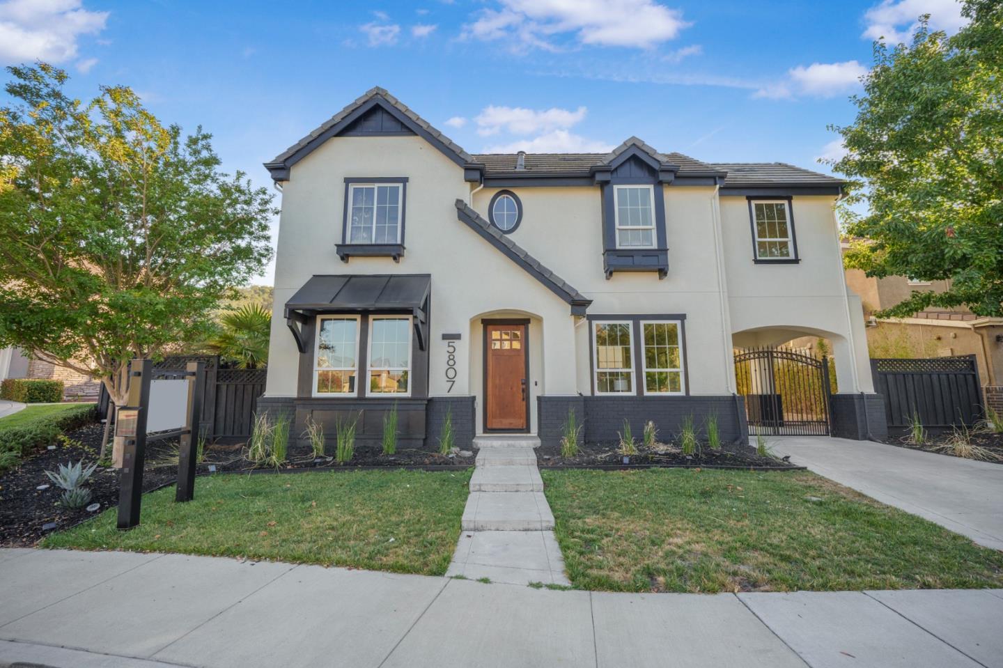 Detail Gallery Image 3 of 77 For 5807 Casita Way, Gilroy,  CA 95020 - 5 Beds | 4 Baths