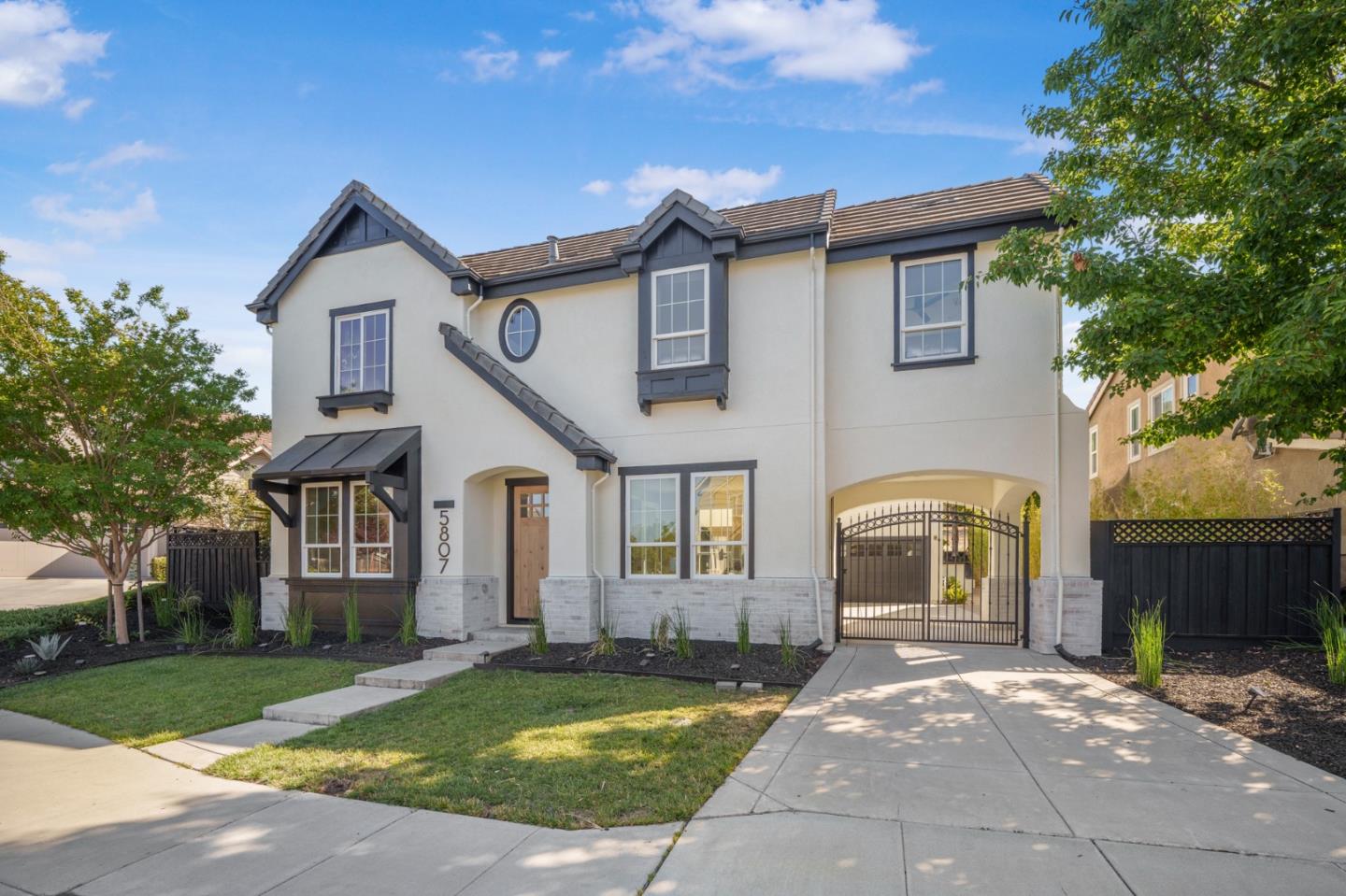 Detail Gallery Image 4 of 77 For 5807 Casita Way, Gilroy,  CA 95020 - 5 Beds | 4 Baths