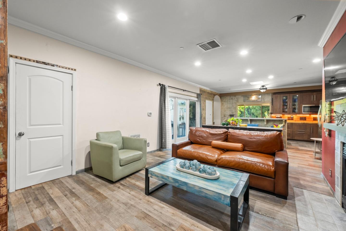 Detail Gallery Image 4 of 43 For 18 S 21st St #200,  San Jose,  CA 95116 - 3 Beds | 2/1 Baths