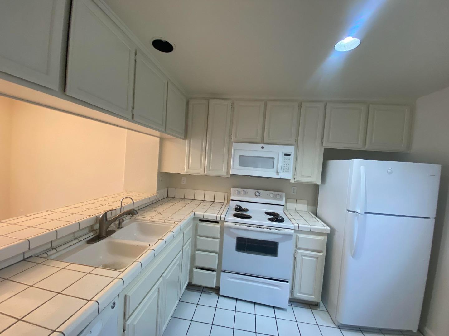 Detail Gallery Image 6 of 11 For 321 Treasure Island Dr, Belmont,  CA 94002 - 2 Beds | 2/1 Baths