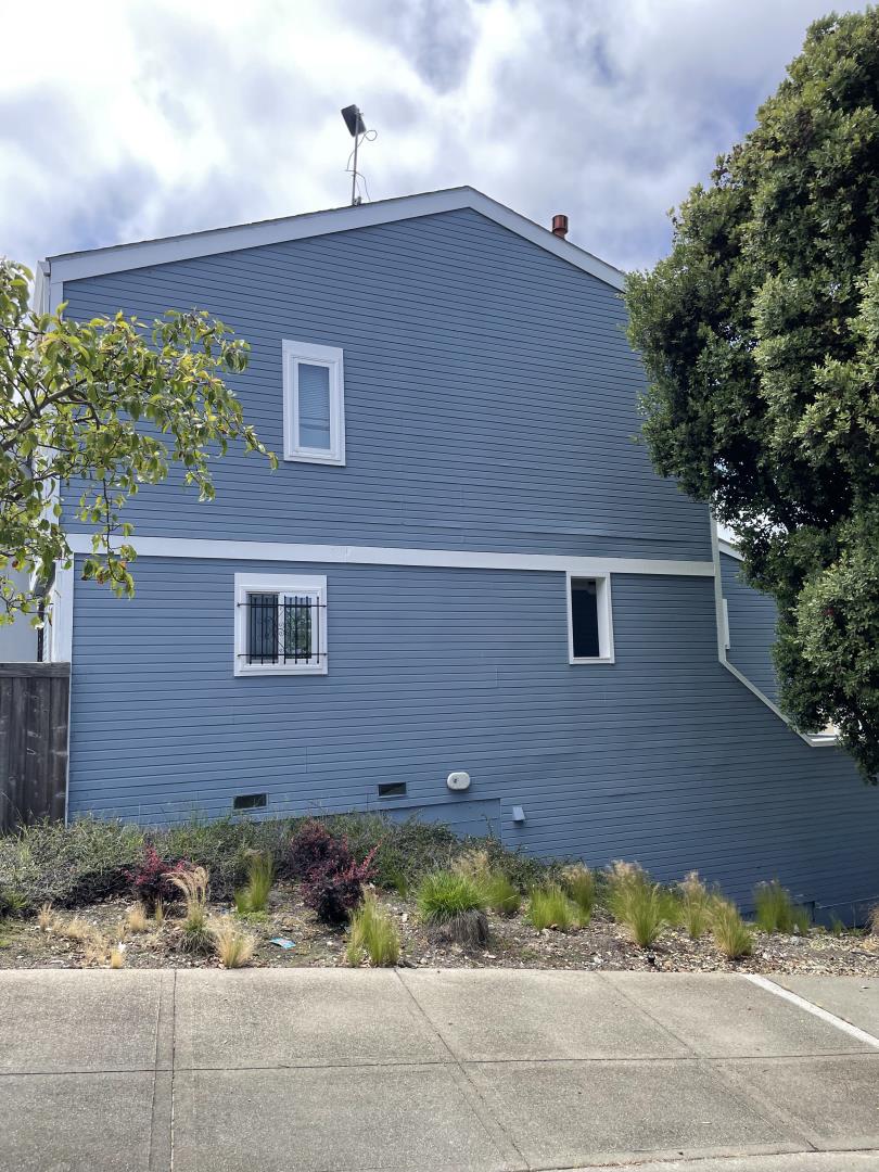 Detail Gallery Image 3 of 8 For 14 Youngs Ct, San Francisco,  CA 94124 - 3 Beds | 2 Baths
