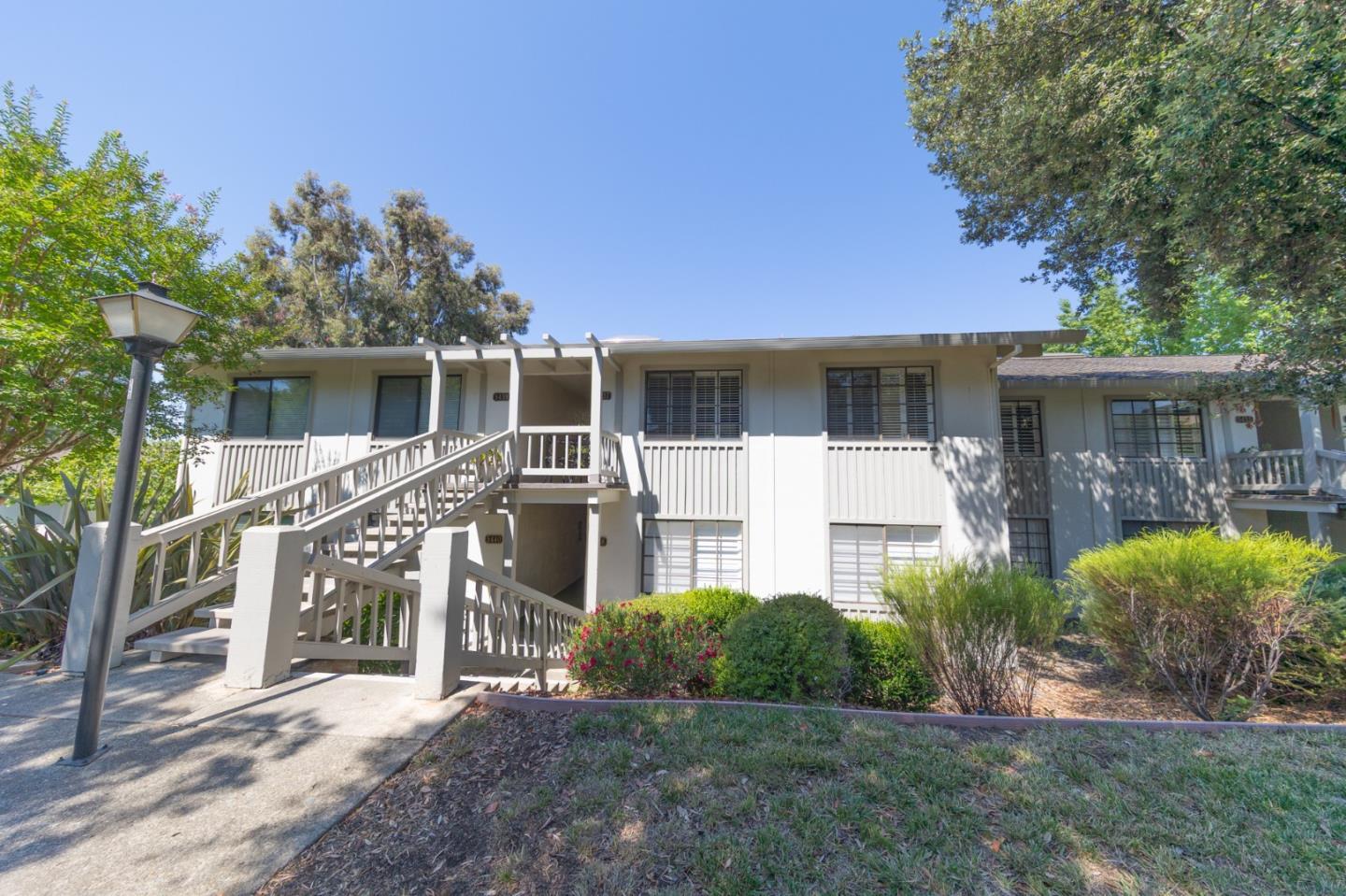 Detail Gallery Image 1 of 34 For 5437 Cribari Grn, San Jose,  CA 95135 - 2 Beds | 2 Baths