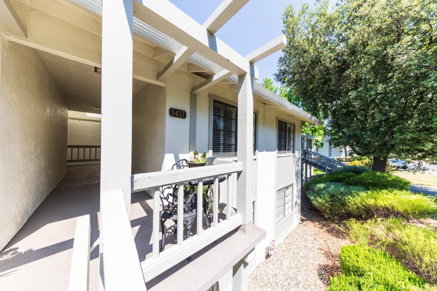 Detail Gallery Image 2 of 34 For 5437 Cribari Grn, San Jose,  CA 95135 - 2 Beds | 2 Baths