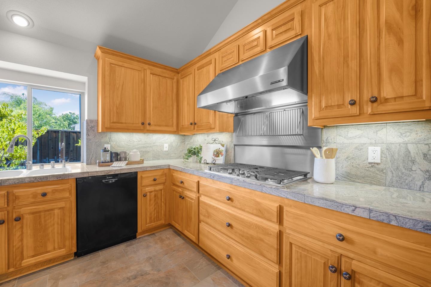 Detail Gallery Image 11 of 43 For 17157 Heatherwood Way, Morgan Hill,  CA 95037 - 4 Beds | 2/1 Baths