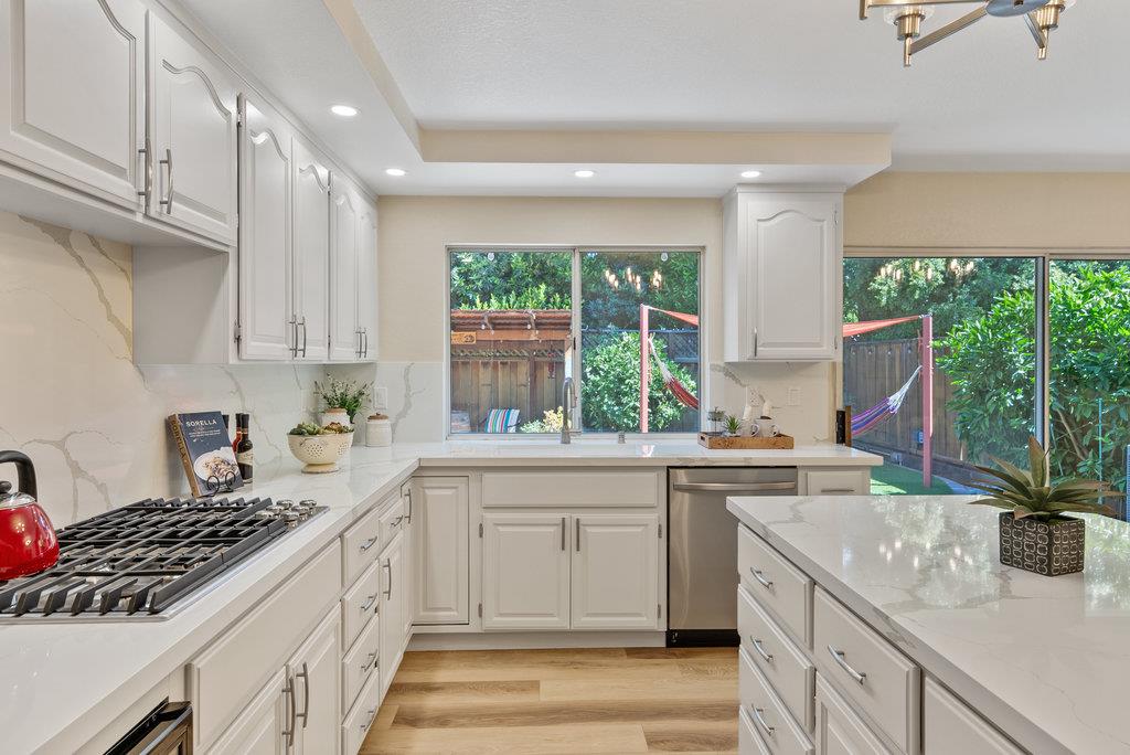 Detail Gallery Image 14 of 44 For 839 Springfield Ter, Sunnyvale,  CA 94087 - 3 Beds | 2/1 Baths