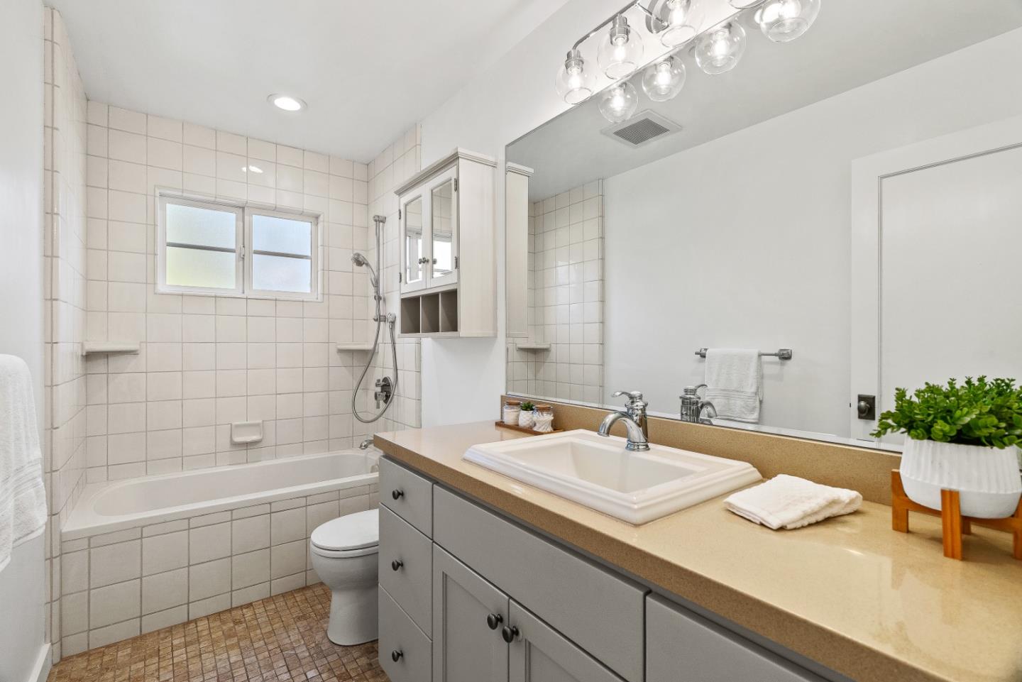 Detail Gallery Image 20 of 80 For 2200 Dolphin Dr, Aptos,  CA 95003 - 4 Beds | 3 Baths