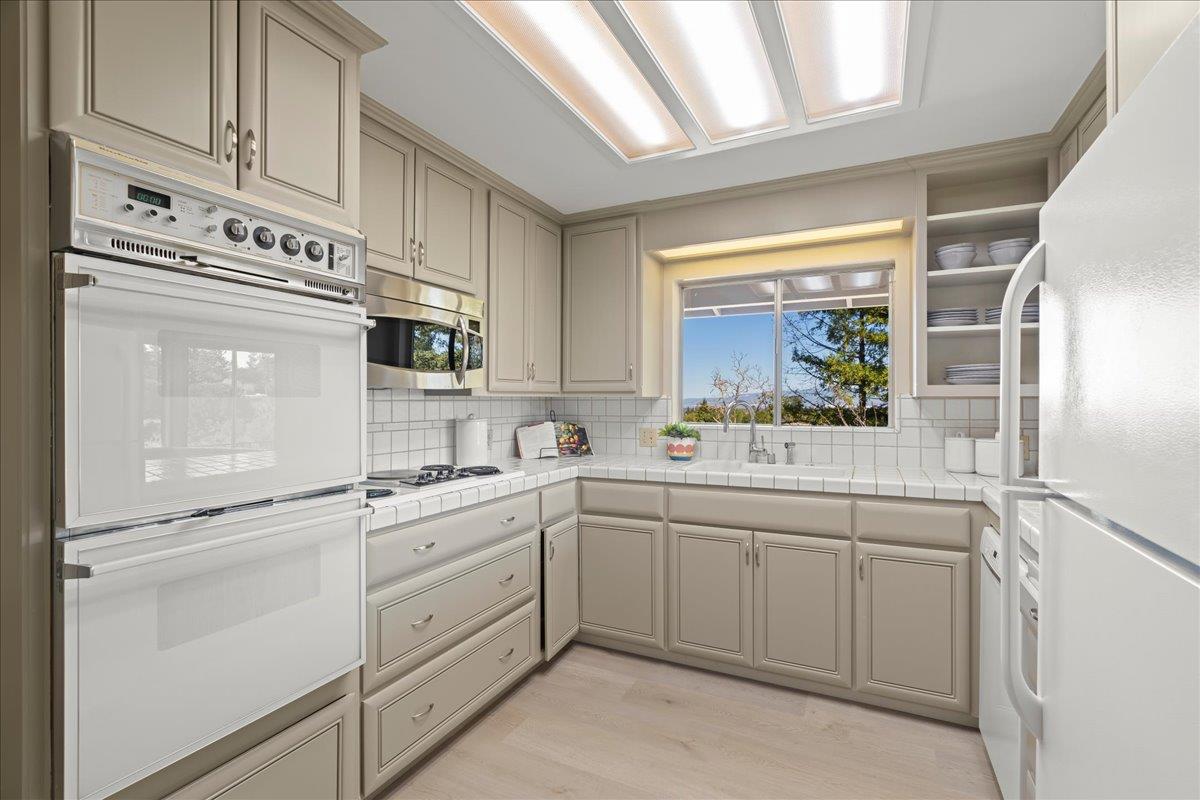Detail Gallery Image 15 of 56 For 12650 Viscaino Ct, Los Altos Hills,  CA 94022 - 4 Beds | 3 Baths