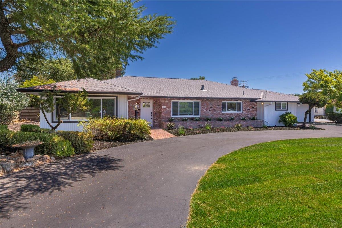 Detail Gallery Image 2 of 62 For 190 W San Martin Ave, San Martin,  CA 95046 - 3 Beds | 3 Baths