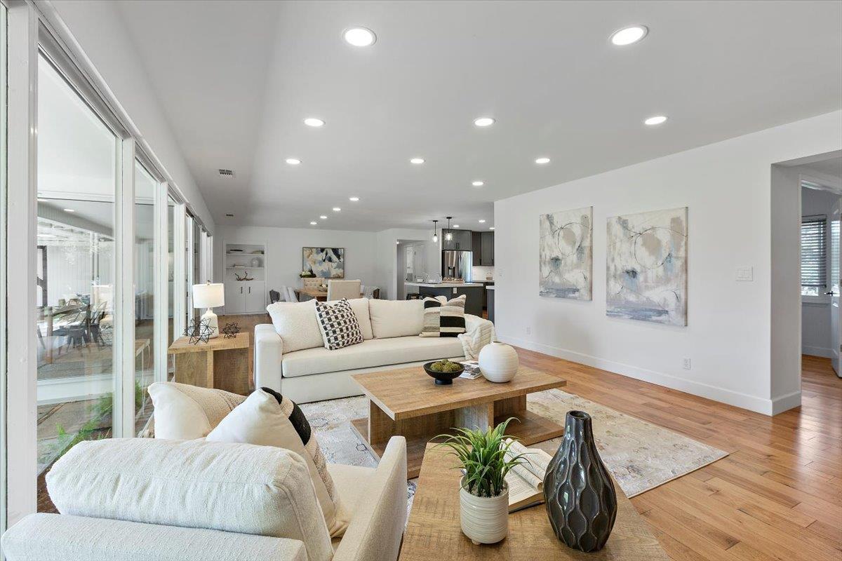 Detail Gallery Image 9 of 62 For 190 W San Martin Ave, San Martin,  CA 95046 - 3 Beds | 3 Baths