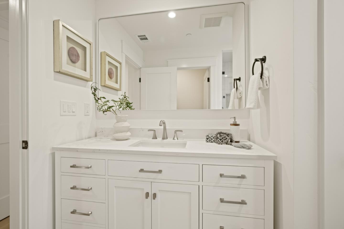 Detail Gallery Image 13 of 38 For 911 Peggy Ln, Menlo Park,  CA 94025 - 4 Beds | 2/1 Baths
