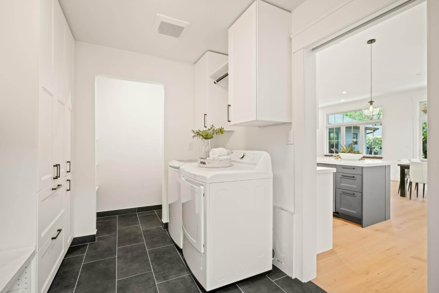 Detail Gallery Image 24 of 38 For 911 Peggy Ln, Menlo Park,  CA 94025 - 4 Beds | 2/1 Baths